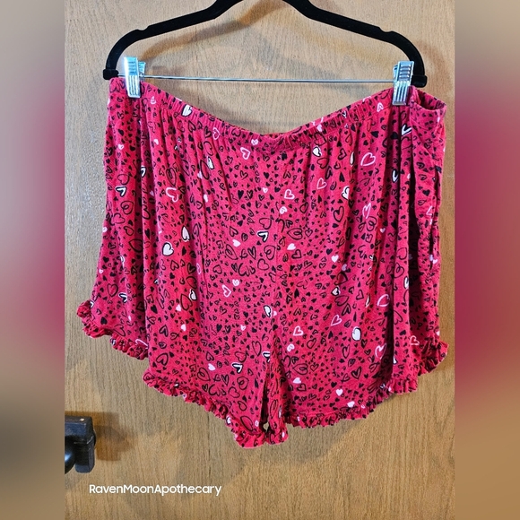 3/15$ Bundle Deal Valentines Shorts 2x - Picture 2 of 4